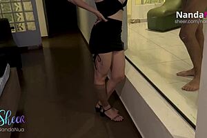 MOTEL INTERATIVO - MACHO COMEU E GOZOU NO CUZINHO QUE ESCORREU PRA BUCETINHA. A CAMISINHA SAIU E FUI COMIDA NO PELO CORNO FICOU SÓ OLHANDO PELO VIDRO.