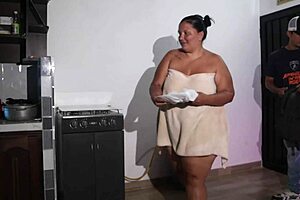 Can you believe this pizza delivery guy pulls out his 20cm cock for rough MILF sex?