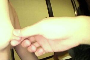 嘿日本女优asari konno与konomi双性恋亚洲3P