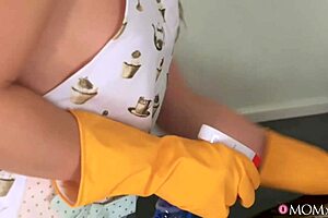 Girlfriends mom turns total cougar in steamy mommy encounter