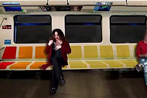 Masturbo A Un Desconocido En El Tren Mientras Mi Esposo Filma Todo!