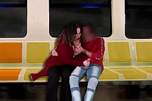 Masturbo A Un Desconocido En El Tren Mientras Mi Esposo Filma Todo!