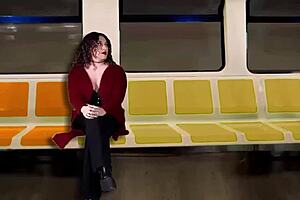 Masturbo A Un Desconocido En El Tren Mientras Mi Esposo Filma Todo!