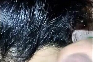 hermosa vecina se queda sin agua y viene a bañarse en mi casa orinando en su cara y boca con semen tragado