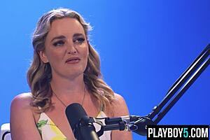 嘿澳洲金发熟女查理福德准备播客打飞机啦