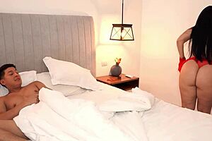 熟女酒店乌龙误入继子大屌猛插