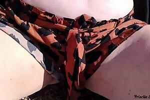 madrasta e enteada se exibindo em publico no jardim tomando banho de sol comentem se querem videos 😏