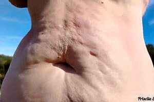 madrasta e enteada se exibindo em publico no jardim tomando banho de sol comentem se querem videos 😏