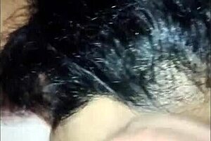 hermosa vecina se queda sin agua y viene a bañarse en mi casa orinando en su cara y boca con semen tragado