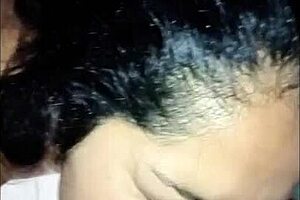 hermosa vecina se queda sin agua y viene a bañarse en mi casa orinando en su cara y boca con semen tragado