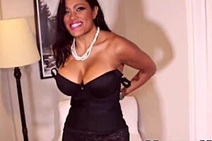 Maxine X rides Sybian to squirting orgasm