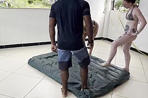 Duas Gostosas Nao Sabem Como Enchero Colchao Inflavel e Em Ajuda a Um Homem Talentoso Que Estava Andando Na Rua