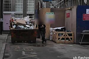 British amateurs flash pussy to construction workers in outdoor exhibition 😜