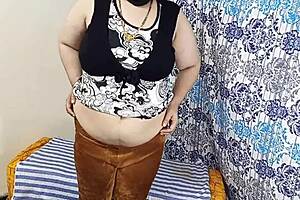 印度阿拉伯胖妞卡住时与继母亲密接触 自制乱伦