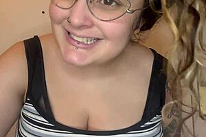 Rough armpit fetish with curvy milf.