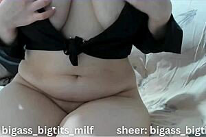 哇哥伦比亚熟女掰开肥逼大阴唇假屌玩到喷水😈💦