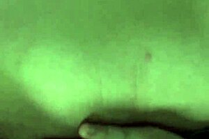 Whoa, denne amatør MILF får fissen strækket med flaskeindtag og sprøjter overalt