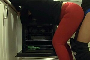 Mientras esperaba a mi novia me follé a su madrastra limpiando la cocina y ella me dejó correrme en su culo grande.