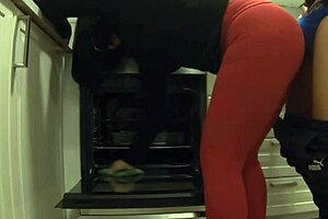 Mientras esperaba a mi novia me follé a su madrastra limpiando la cocina y ella me dejó correrme en su culo grande.