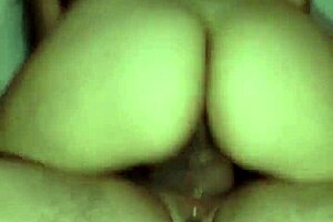 Latina monta una gran polla, ¿quieres ver cómo cabalga esa polla monstruosa en cowgirl y missionary hasta creampie?