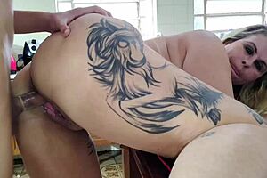 parte -3-tiffany montavani ensinou o virgem inocente como ser dominador garanh�o. cena intensa tiffany bebendo o mijo o xixi fudeu a buceta a enforcou ele ficou nervoso mas aprendeu veja no fechado.