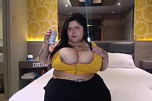 Safada bbw exibindo seus peitoes - mary jhuana