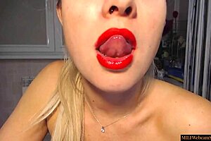 Hot blonde milf webcam model with great ass and wide hips