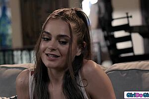 te dije que solo tu madrastra te puede sacar la lechita con su gran culo