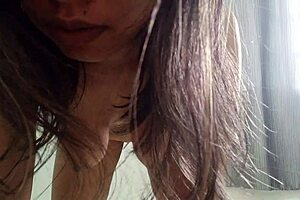 WATCH THIS JUICY PUSSY LIPS SQUIRT CLOSE UP!