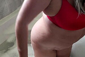 Mature babe rubs shaved pussy in bubbly bath