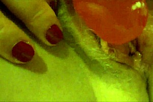 ohh man im so horny watchin this mature babe slam that dildo deep in her wet hole over n over