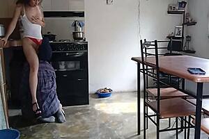 oye viejo mi jefa cachonda me la puso facil facil al empleado afortunado