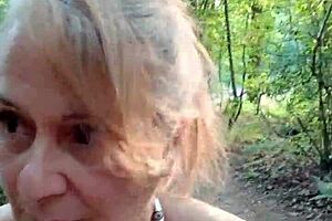 法国奴隶女仆户外捆绑被尿被打屁股森林调教