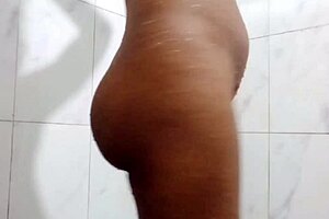 Beautiful Indian Girlfriend Bathes Naked, Pisses In Homemade Vid