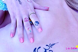 可爱金发嫩妹沙发脱光近拍妈妈试镜