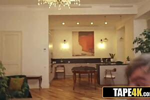 性感俄罗斯熟女被饥渴年轻夫妇狂舔膜拜