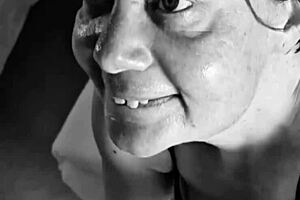 je suce sa bite inconnue jusqu'à ce qu'il gicle dans ma bouche!