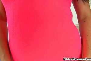 Leah's smooth mature cunny looks so tempting 😍 who could resist licking it clean? 👅