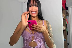 mi amiga latina de huge tits me pone tan cachonda animandome a masturbar mi big pussy...