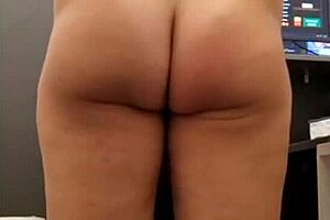 secretaria madura com tetas naturais e bunda grande provoca no escritório rebolando gostoso