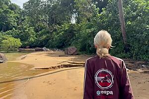 skinny wife gives beach handjob ending outdoor cumshot closeup