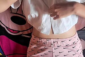 estoy tan caliente... uff, orgasmo intenso con frotamiento de coño en esta mesa!