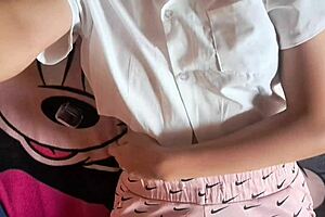 estoy tan caliente... uff, orgasmo intenso con frotamiento de coño en esta mesa!