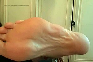 Mature Italian teases with smelly feet fetish play 🦶😏