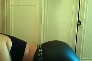 Mature Italian teases with smelly feet fetish play 🦶😏