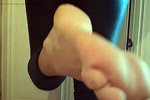 Mature Italian teases with smelly feet fetish play 🦶😏