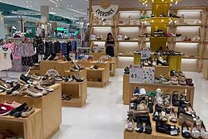 Hot Milf Repays Stranger's Shoes with Beach Footjob Cum Explosion